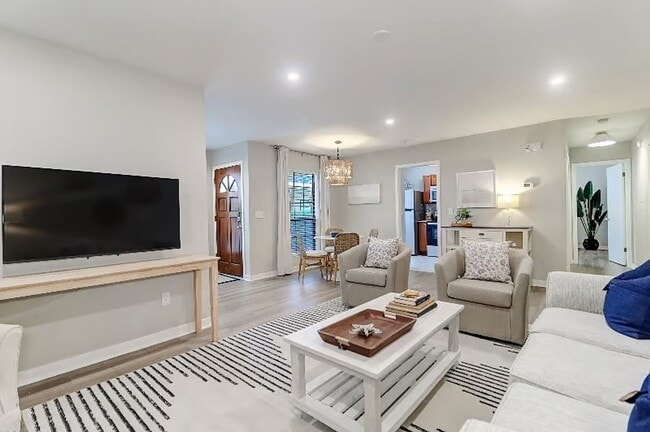 Building Photo - 2BD/2BA Town Home Mount Pleasant Fully Furnished - Available May 1st, 2026