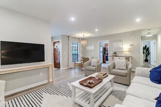 Building Photo - 2BD/2BA Town Home Mount Pleasant Fully Furnished - Available May 1st, 2026