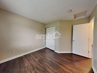 Building Photo - 1217 Walker Springs Dr