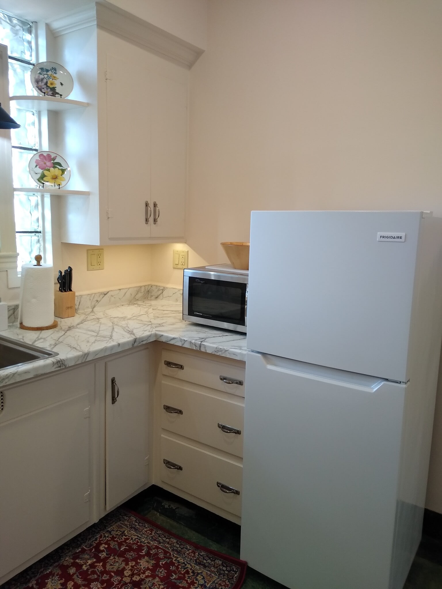 Kit. - 501 E Mississippi Dr