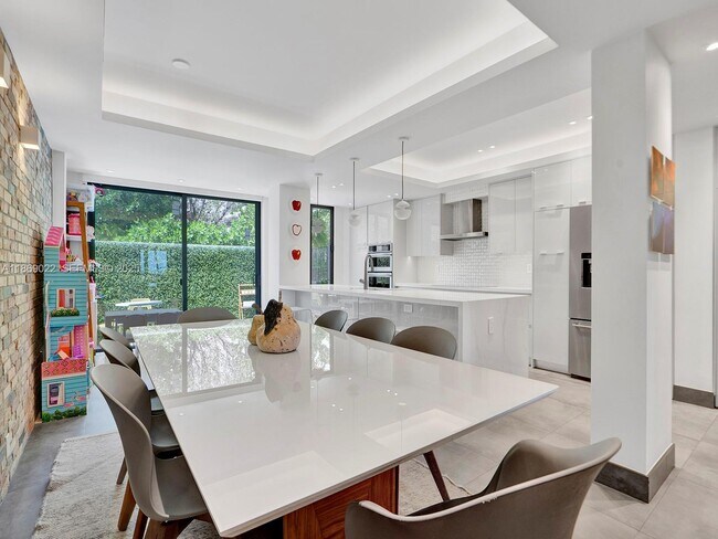 Building Photo - 201 Crandon Blvd