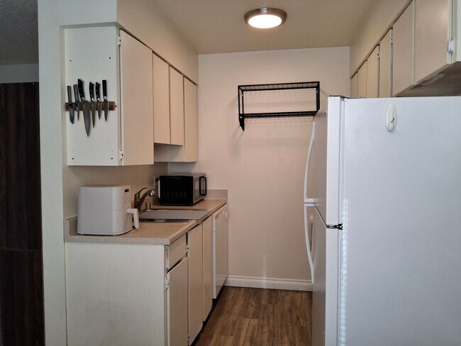 Building Photo - Midtown Furnished 1 Bedroom