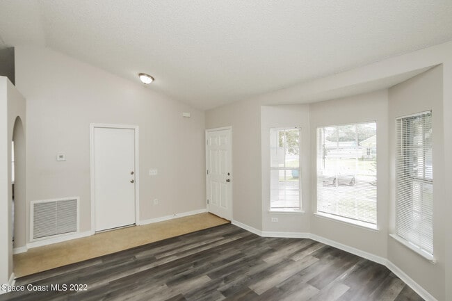 Building Photo - 933 Carver Rd SE