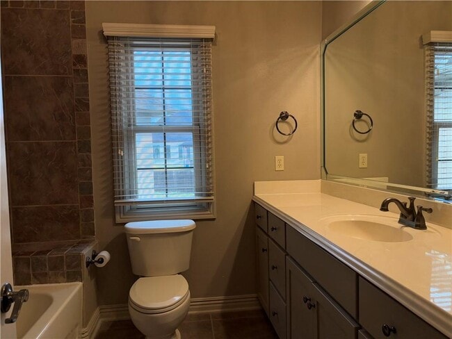 Building Photo - 2509 S Everest Ave