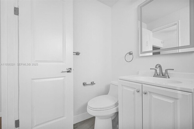 Building Photo - 4730 Pine Tree Dr