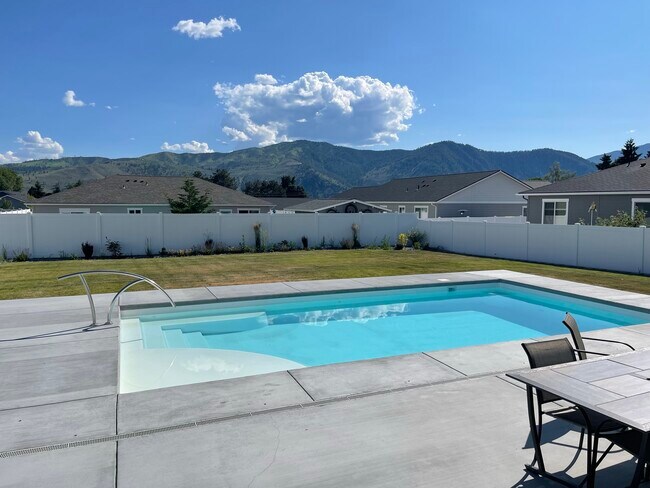 Building Photo - 170 Manzanita Dr