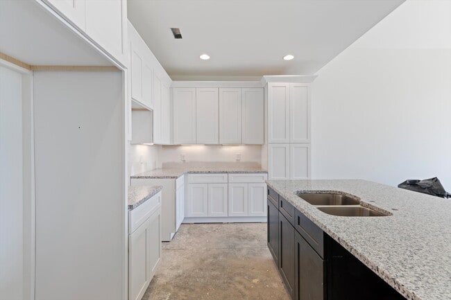 Building Photo - 456 W Foxrun