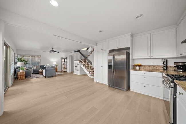 Building Photo - Exceptional 4 bedroom, 3 baths + loft, 2 s...