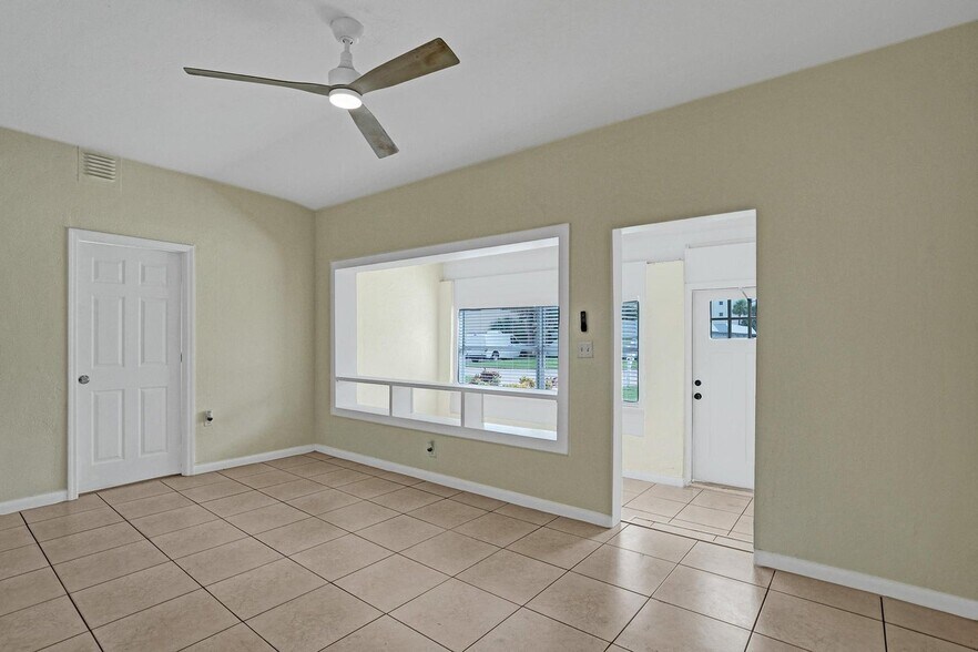 Building Photo - 1205 S Lake Dr