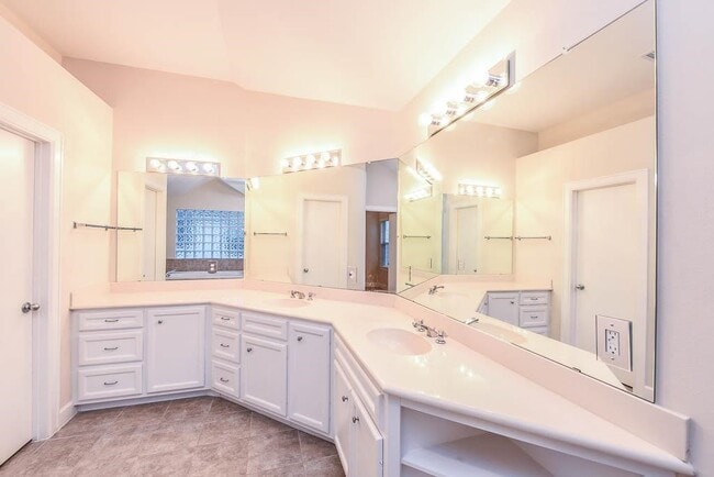 Building Photo - 3634 Main Plaza Dr