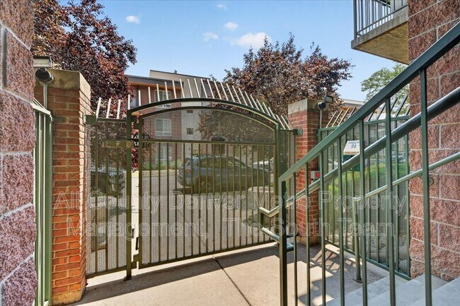 Building Photo - 3201 Shoshone St