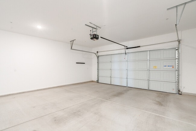 Building Photo - Amazing 2 Story with 4-Bedroom, 2.5-Bath H...