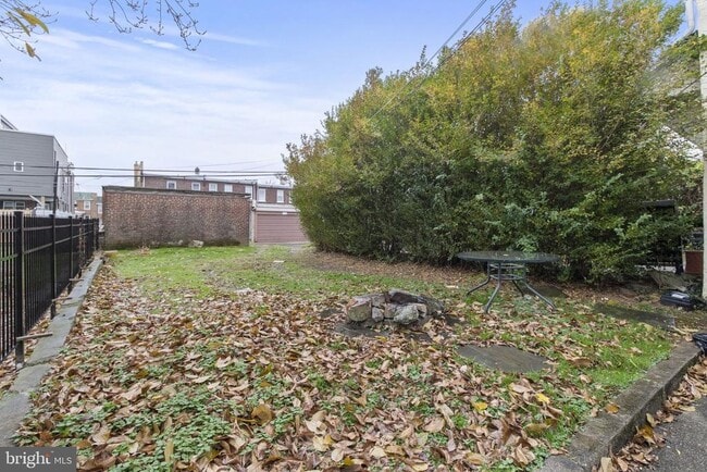 Building Photo - 237 Roxborough Ave