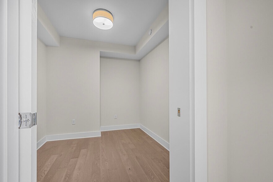 Den - 4960 Fairmont Ave