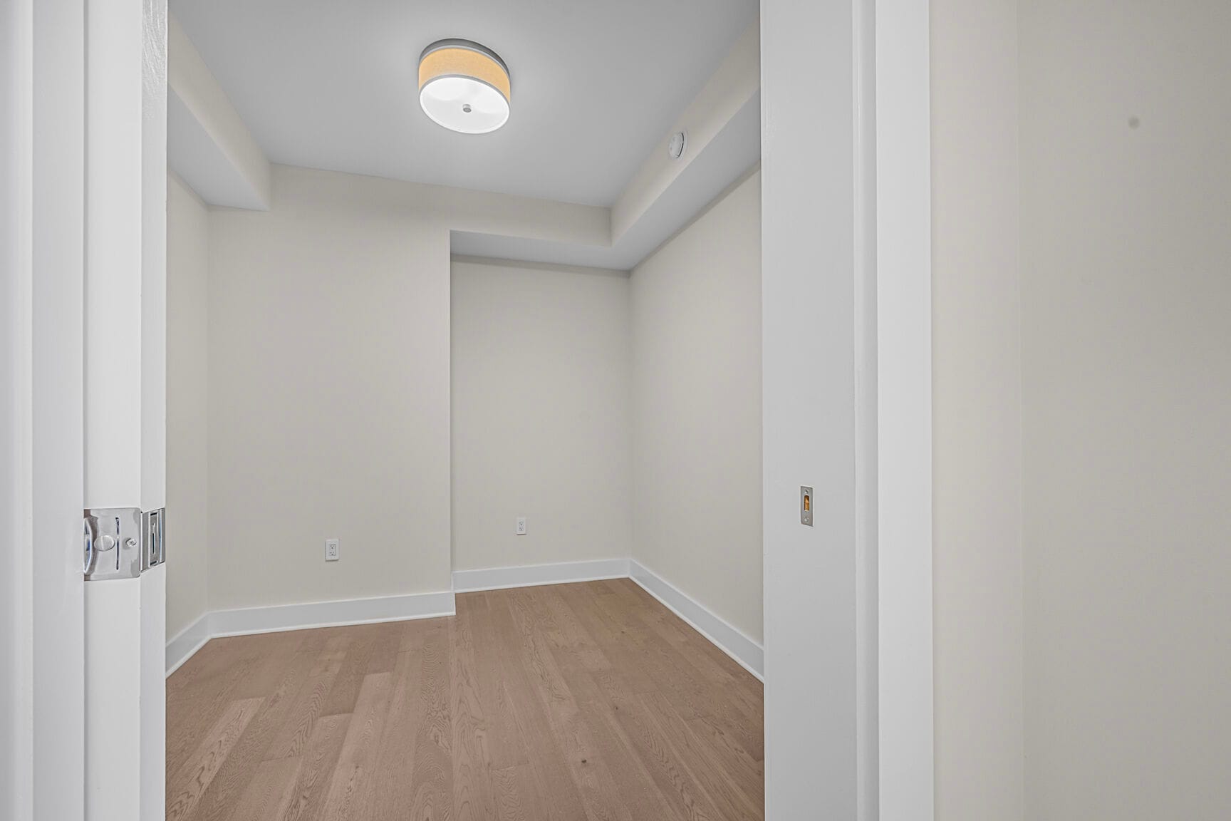 Den - 4960 Fairmont Ave