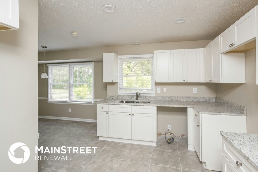 Building Photo - 680 N Kingsley Dr