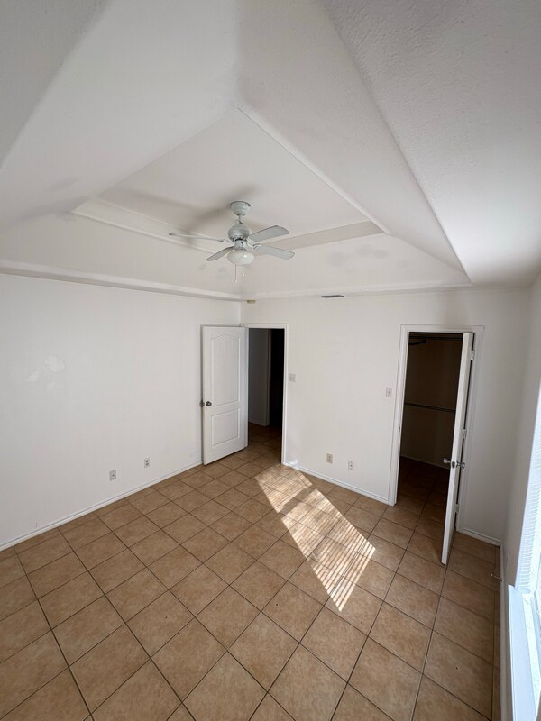 Building Photo - 900 S Palm Dr