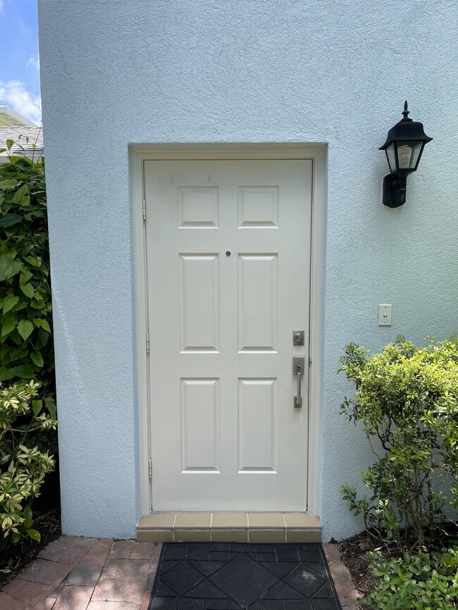 Building Photo - 1833 Dakota Dr