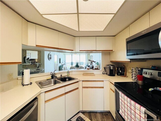 Building Photo - 8880 S Ocean Dr