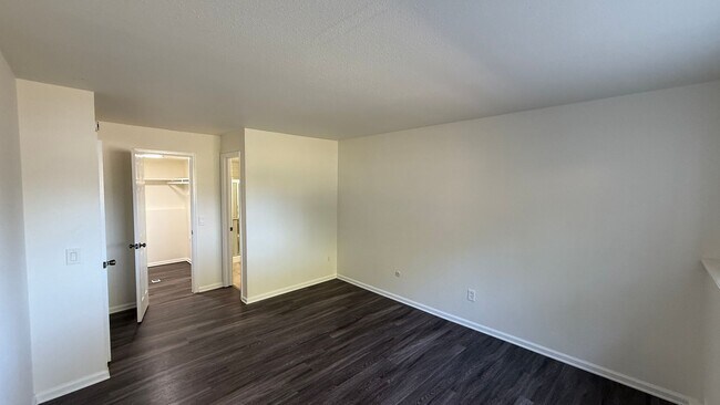 Building Photo - 2-Bedroom, 2-Bath Condo Near City Center i...