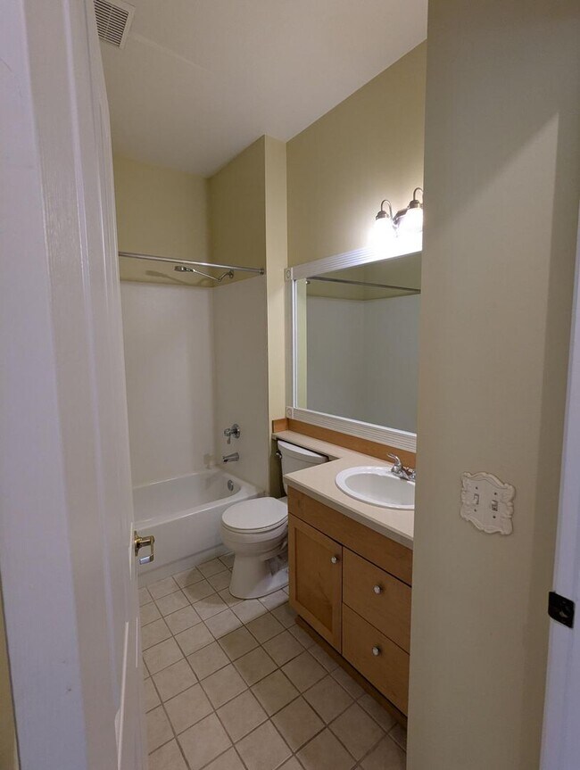 Building Photo - Modern 2-Bed, 2-Bath Condo in Klahanie – E...