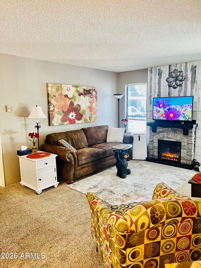 Building Photo - 2700 S White Mountain Rd