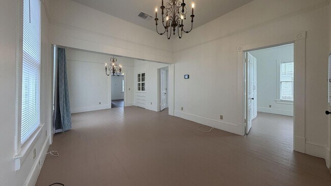 Building Photo - 256 Nordina St