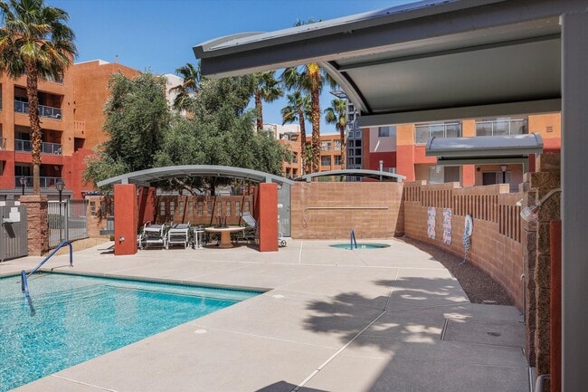 Building Photo - Sought after Park Avenue Condominiums/Top Floor Three Bedroom