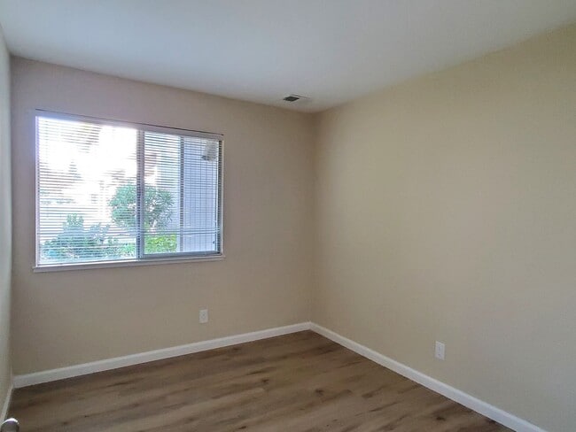 Building Photo - Spacious Downstairs Condo, New Wood Floori...