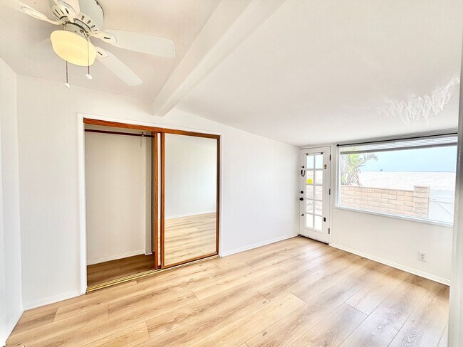Building Photo - 4027-4029 Ocean Dr