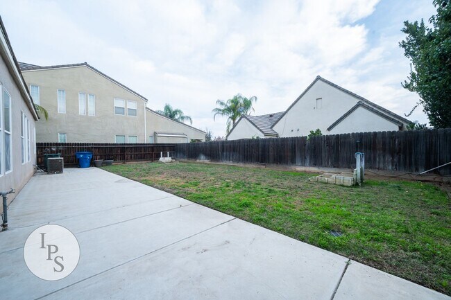 Building Photo - North Clovis Home, 3BR/2BA, Built 2005 - Lots of Amenities!