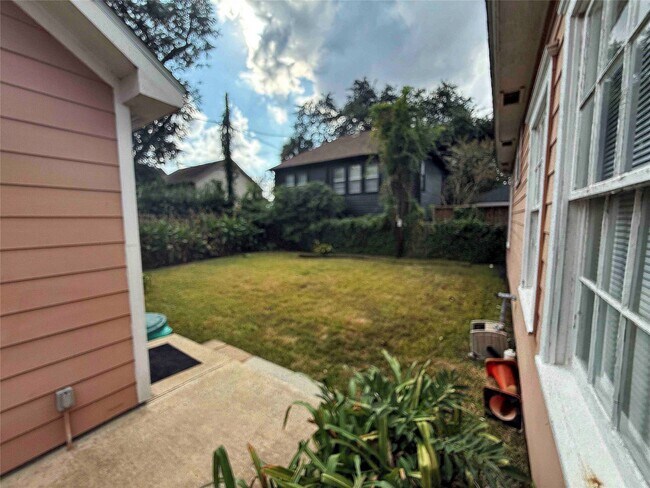 Building Photo - 604 E 17th St