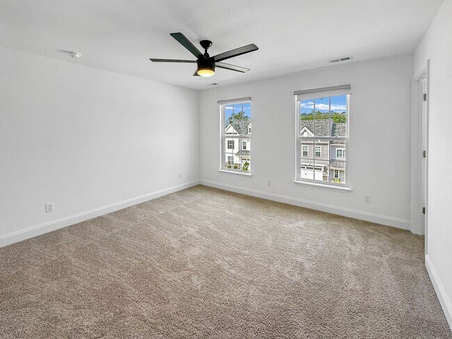 Building Photo - Breathtaking Townhome in Cosby Village!