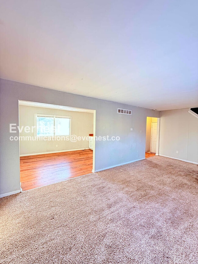 Building Photo - 4 Bed/1 Bath Home with Off-Street Parking / Pet-Friendly / Vouchers Accepted / Available Now!