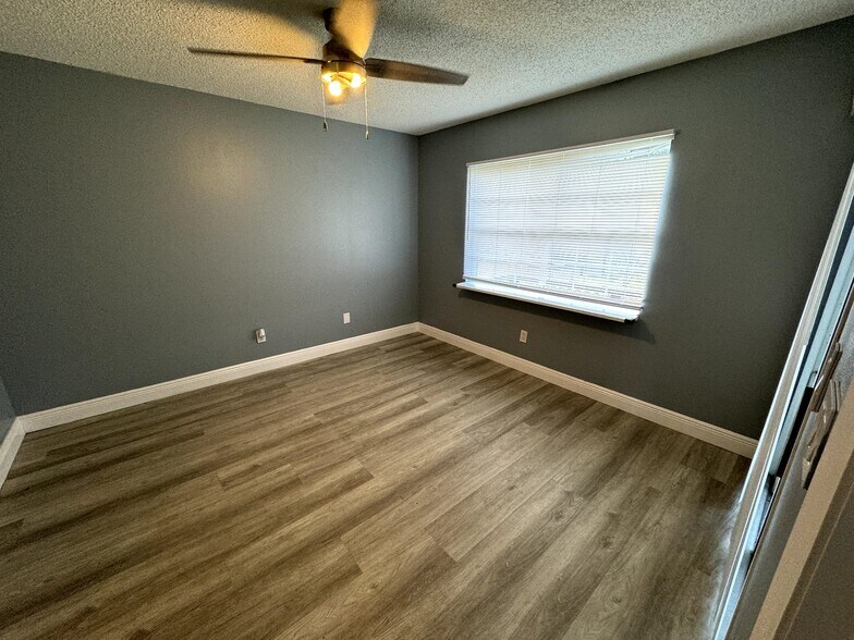 Building Photo - 313 Dirksen Dr