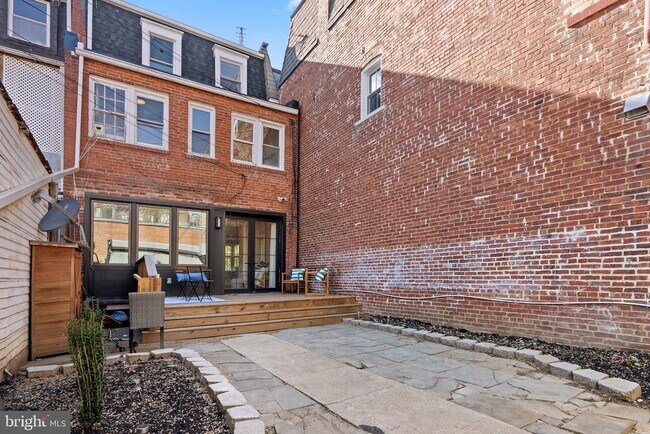 Building Photo - 1616 Kilbourne Pl NW