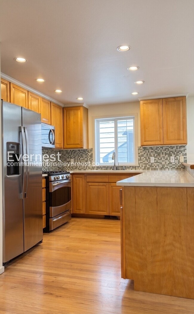 Building Photo - 3 Bed, 2 Bath Home with Garage / Vouchers Accepted / Available Soon!