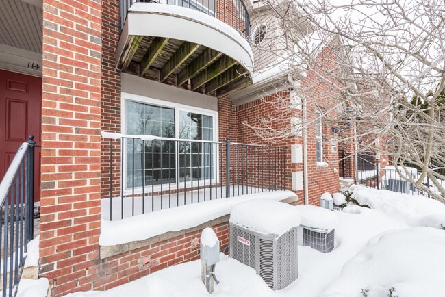 Building Photo - 120 W Oakbrook Dr