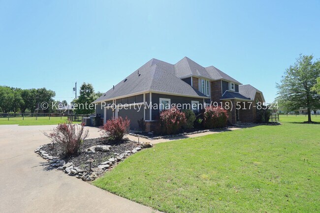 Building Photo - Incredible 4 Bedroom 4 Bath Home in Owasso!!!