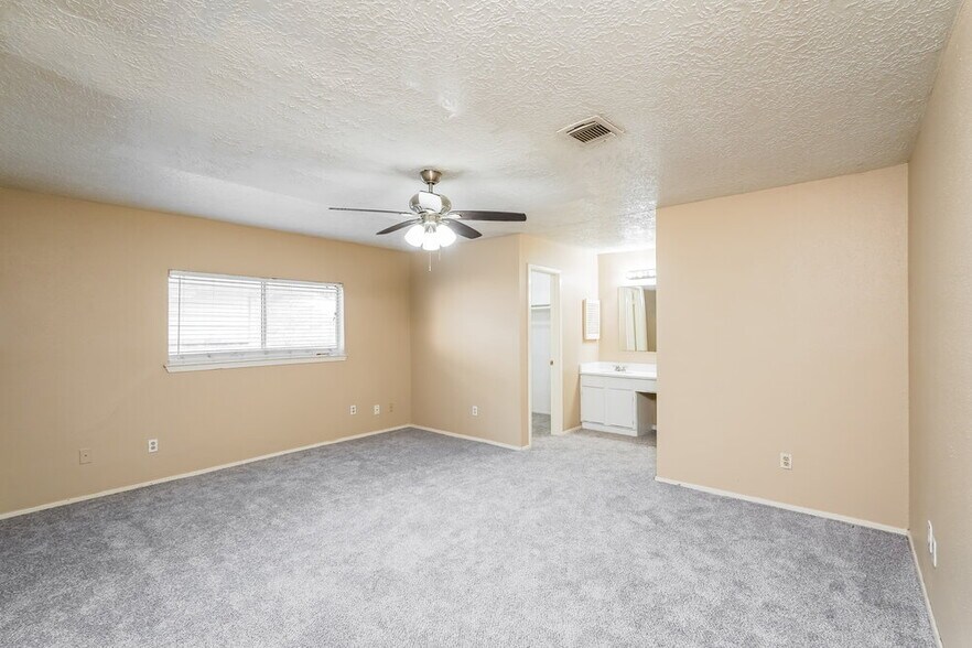 Building Photo - 1711 Meadow Green Dr