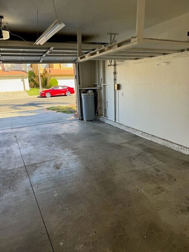 Building Photo - Beautiful 3 Bedroom House in Private Fontana Area CA 92337