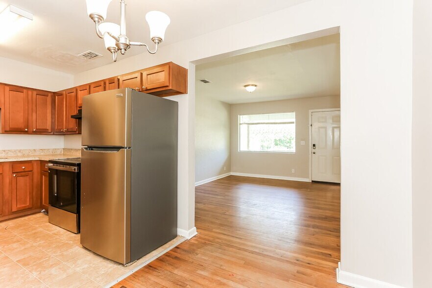 Building Photo - 7244 Rhode Island Dr E
