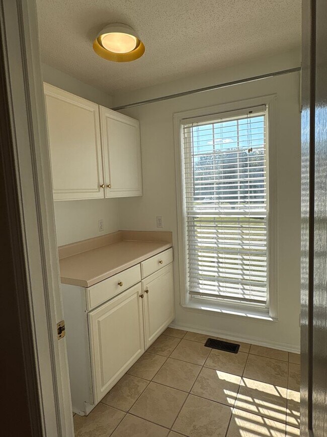 Building Photo - SPACIOUS & Beautiful Home Just Outside She...