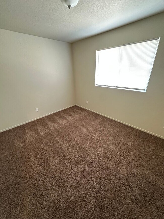 Building Photo - 1370will