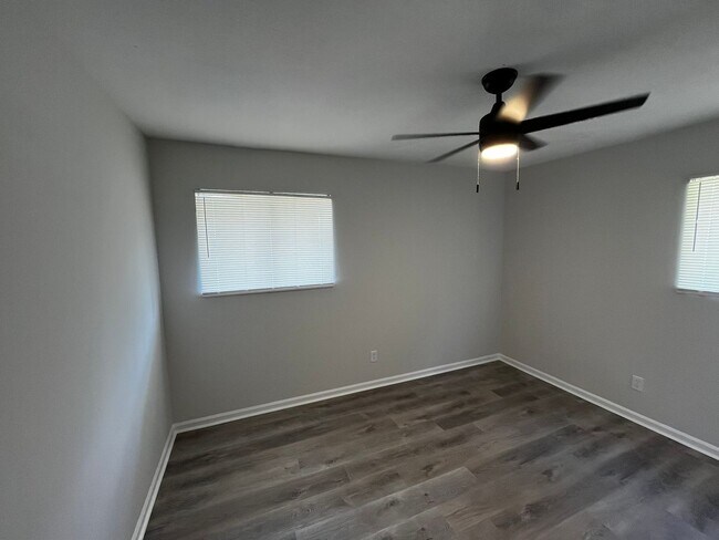 Building Photo - Newly Renovated Unit!