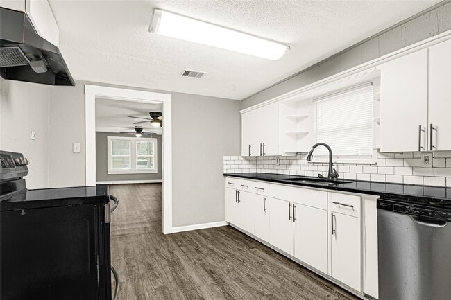 Building Photo - 6218 Woodrow St