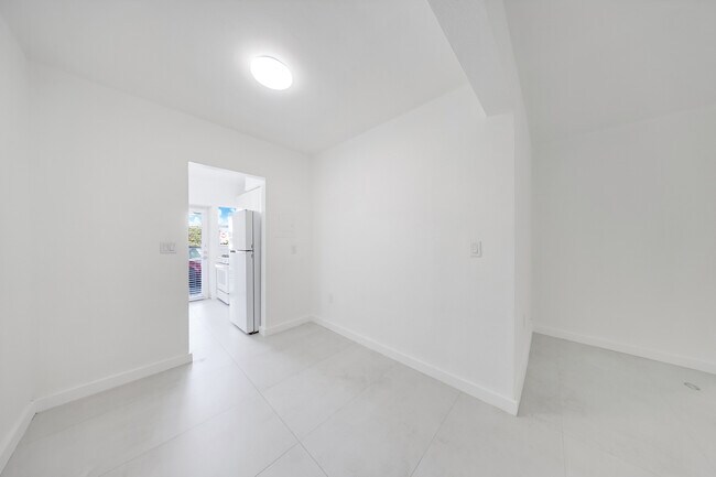 Building Photo - 6930 Rue Versailles Dr