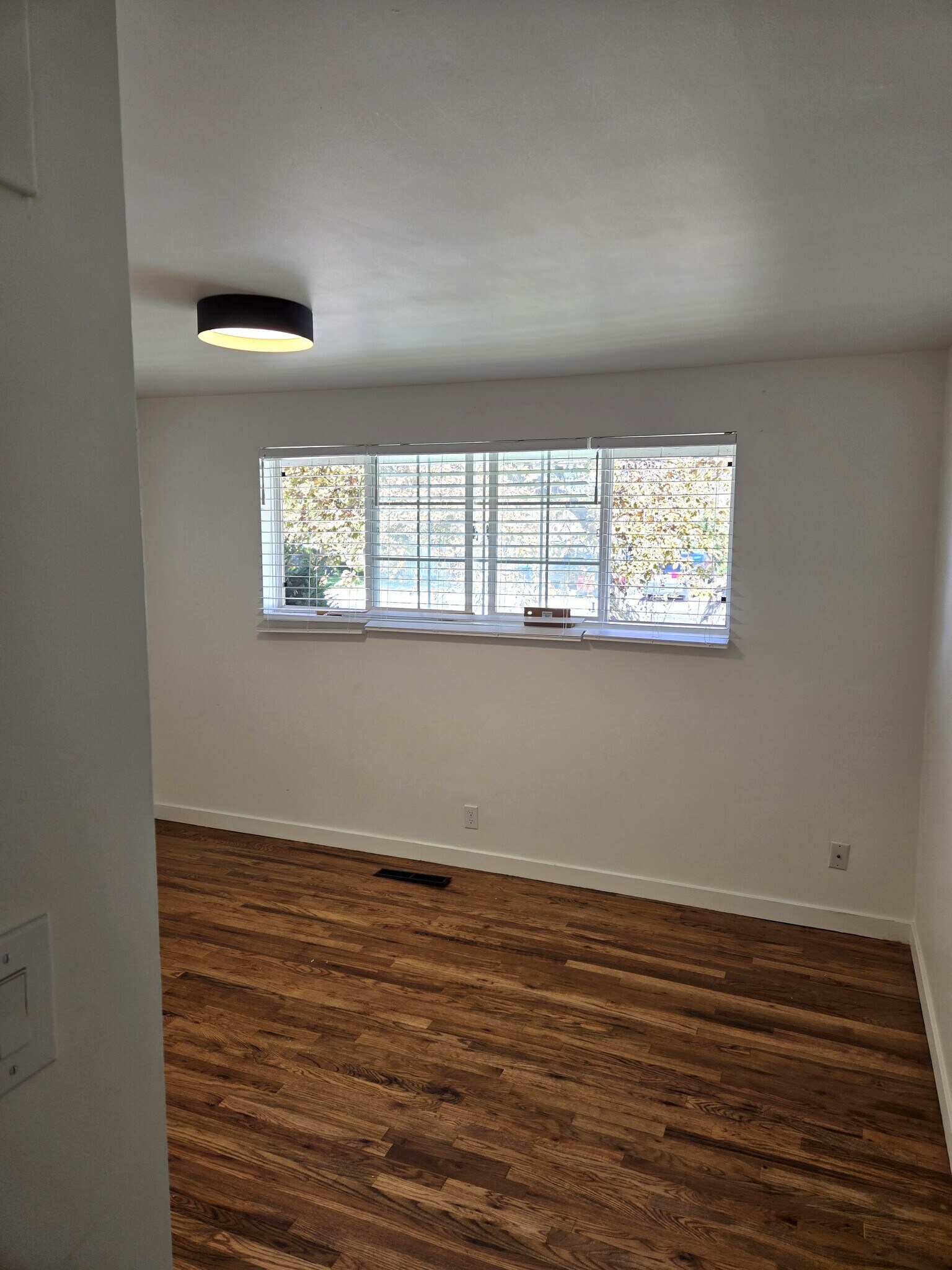 Building Photo - 9910 S Sego Lily Dr