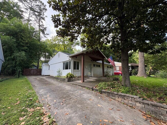 Primary Photo - 811 Manhasset Rd