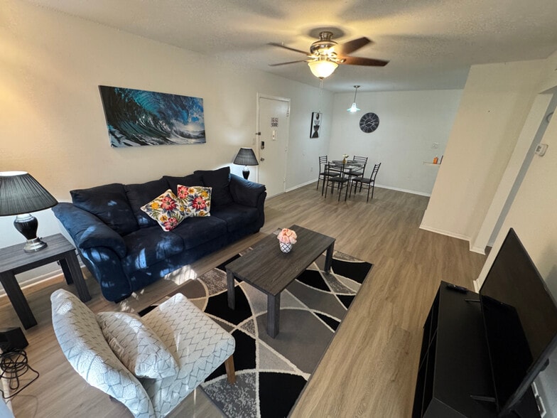 Building Photo - 1700 SW 16th Ct